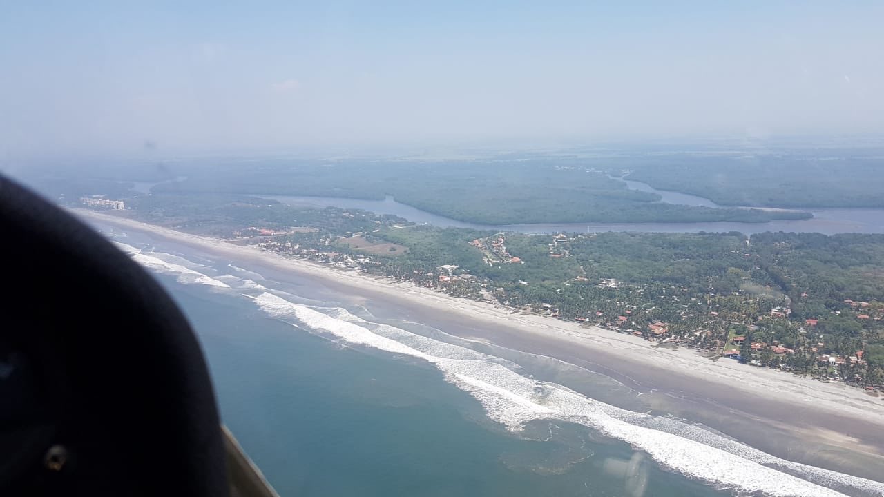 Fuerza Aérea inspecciona playas para detectar ciudadanos irresponsables durante emergencia fuerza-aerea-inspecciona-playas-para-detectar-ciudadanos-irresponsables-durante-emergencia